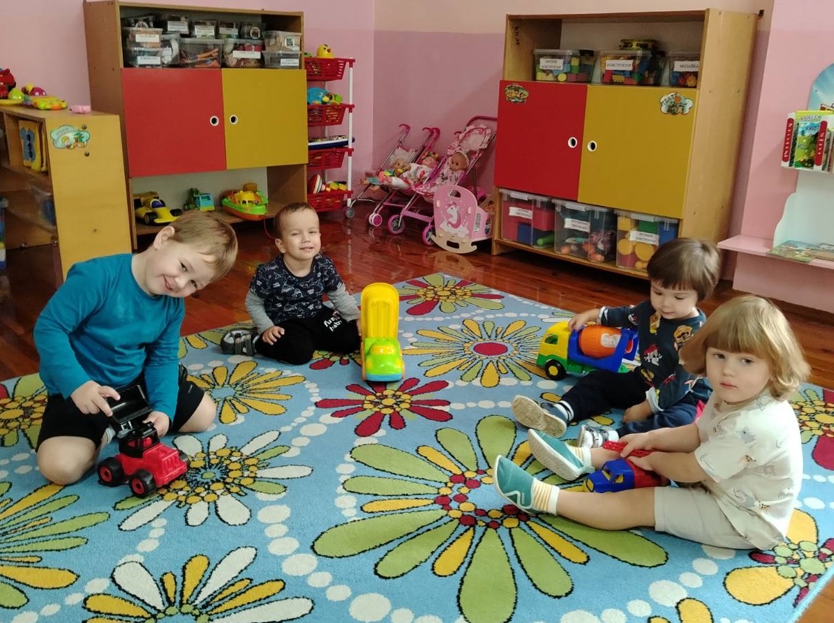 Наш любимый детский сад! Он всегда нам очень рад!