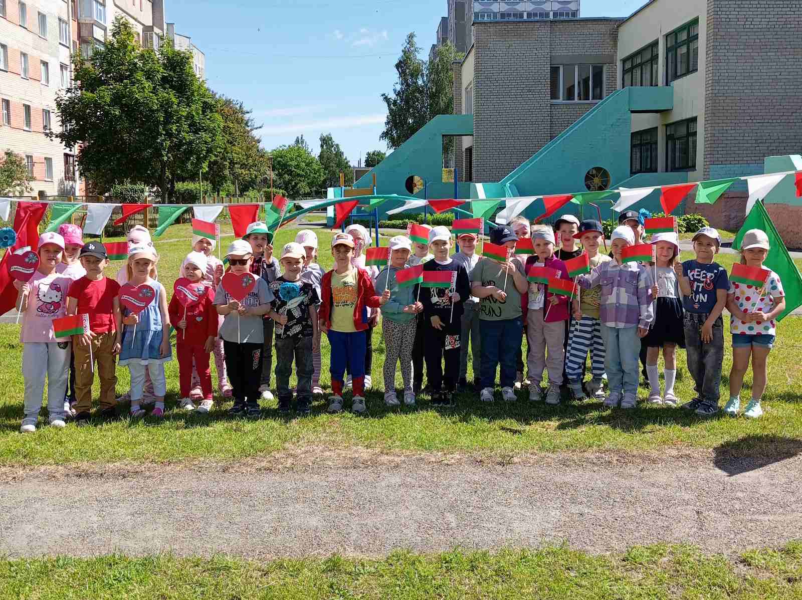 Праздник отмечаем, веселимся и играем